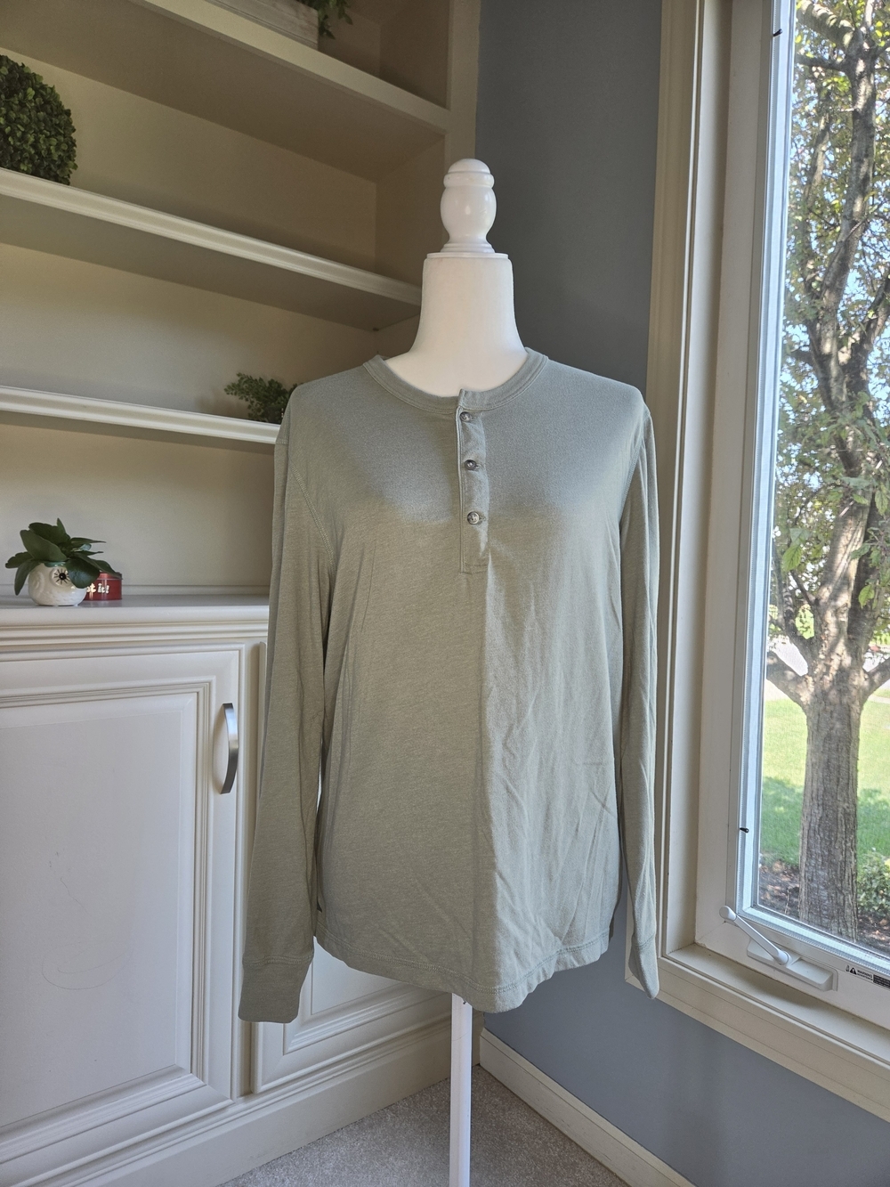 Long-Sleeve UNTUCKit Henley in Light Sage, Mens Size Medium